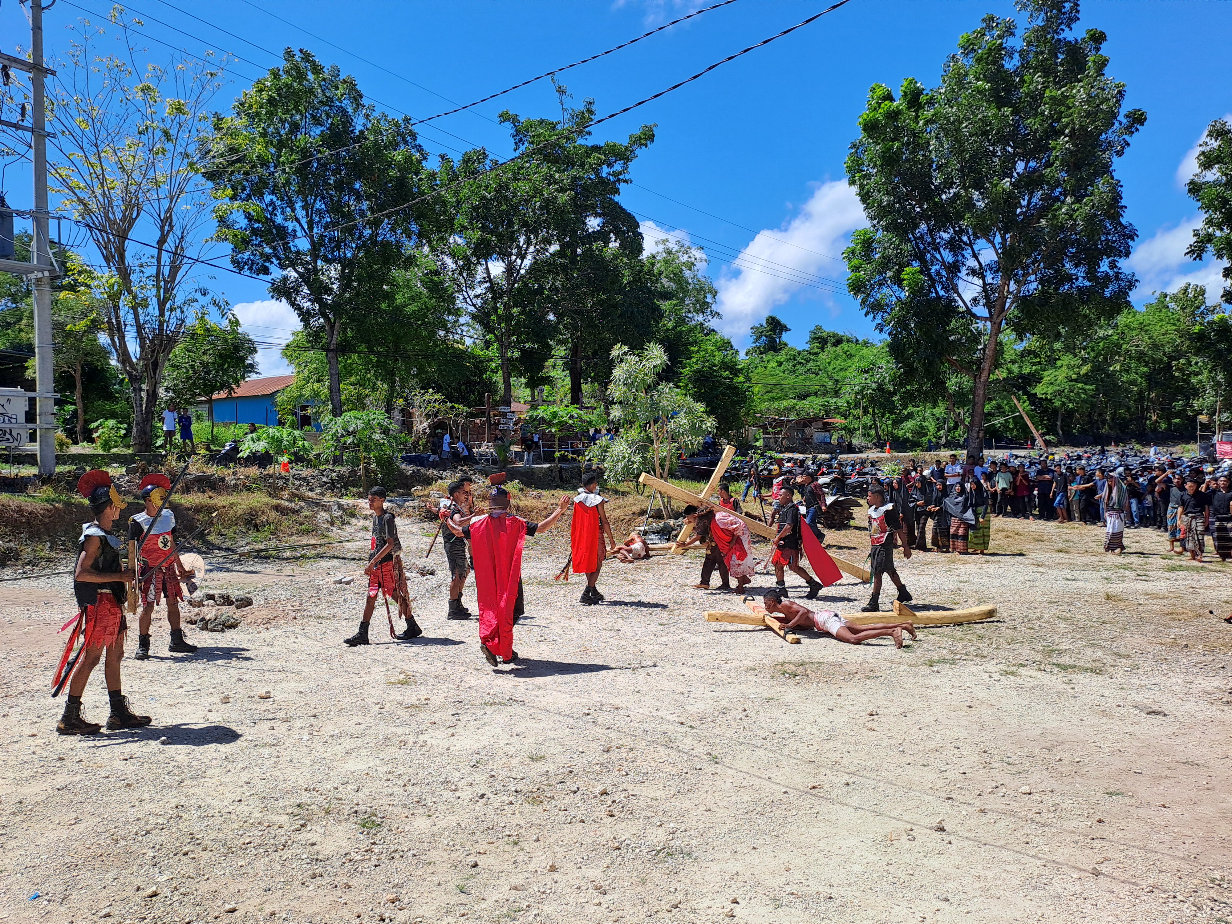 Ribuan Umat Kuasi Paroki St. Petrus Haukoto Ikut Jalan Salib Versi Dramatisasi
