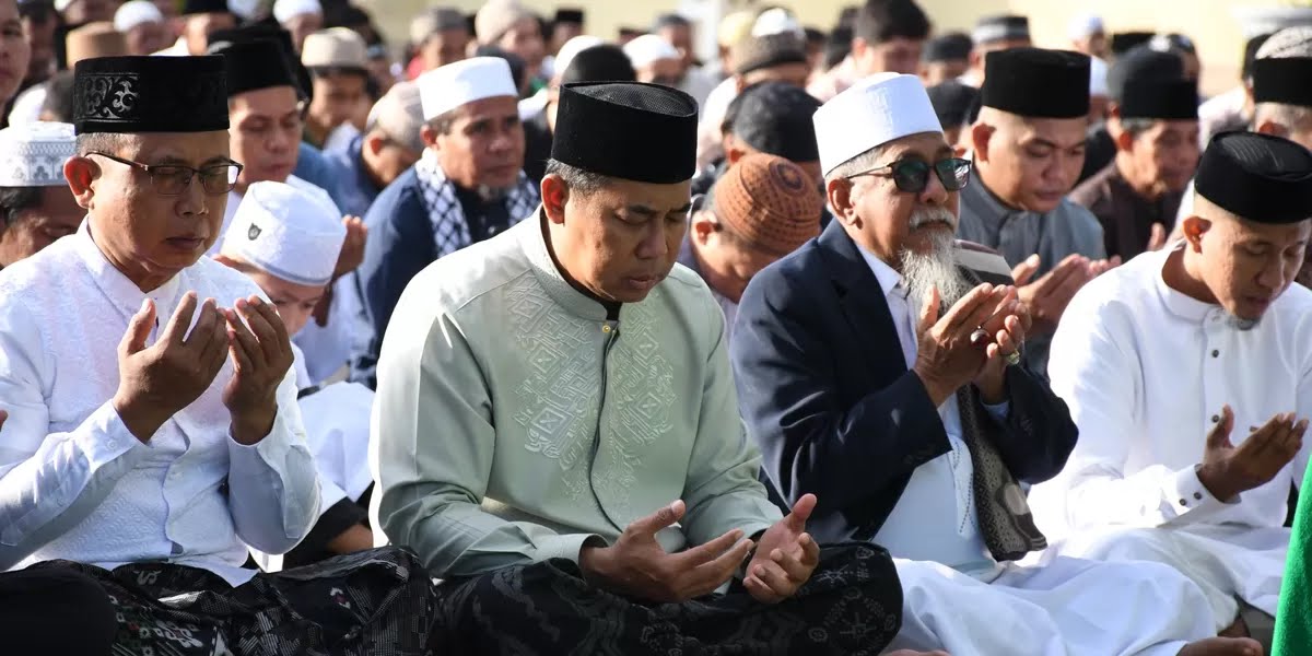 Usai Salat Ied, Kapolda NTT Ucapkan Selamat Hari Raya Idul Fitri Kepada Masyarakat 